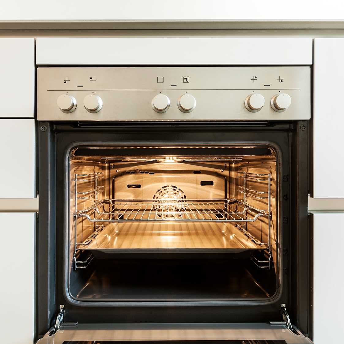 Mistakes to Avoid When Cleaning Your Oven