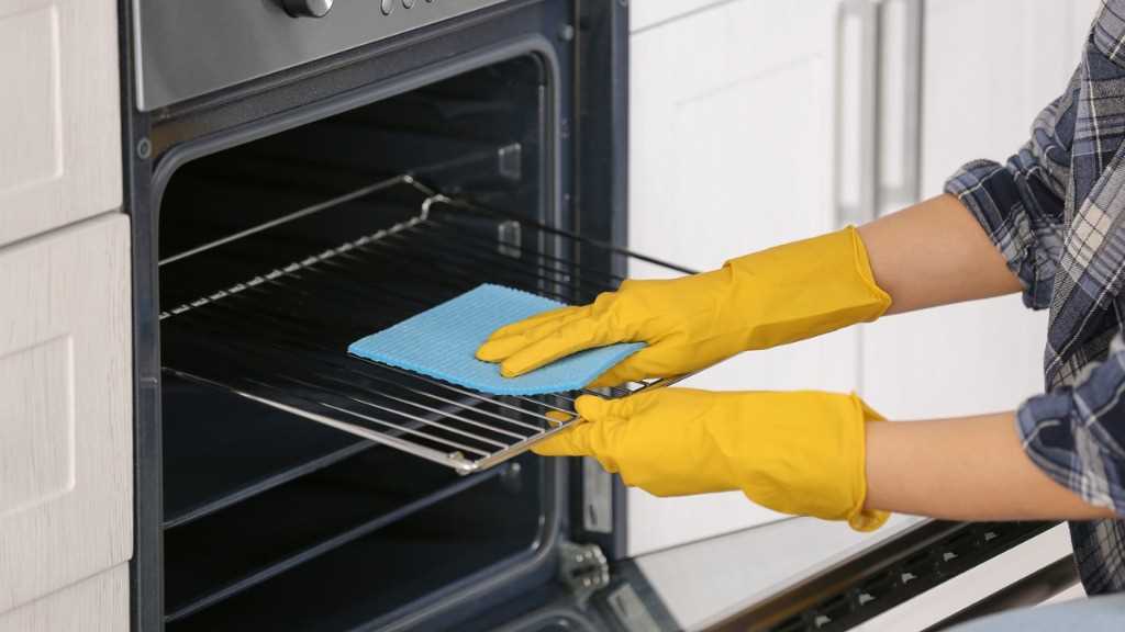 Step-by-Step Guide: How to Clean an Oven Like a Pro