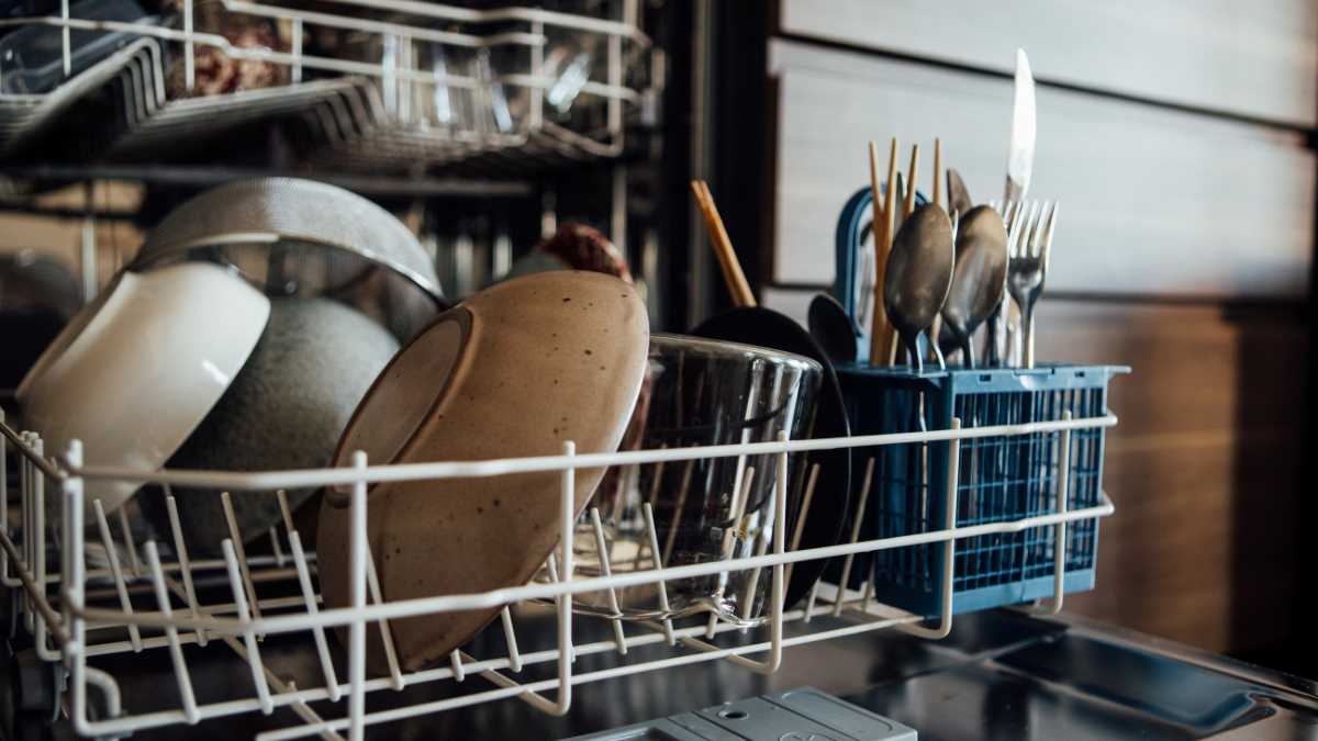 2. Using the dishwasher rack